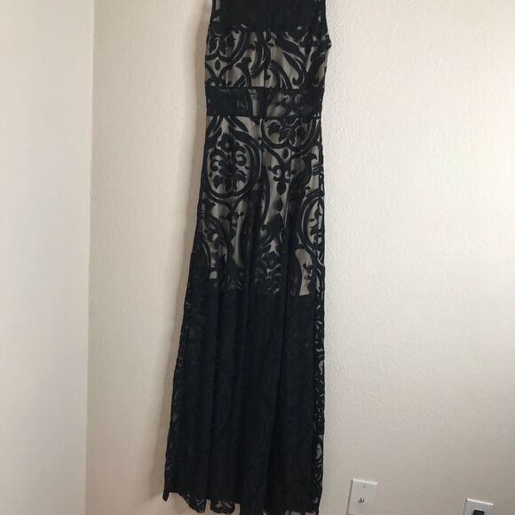 ‎Sheer lace overlay gown - Picture 5 of 10